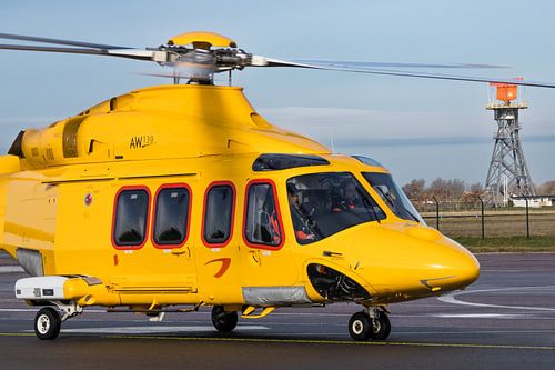 NHV Agusta Westland AW139 taxiet op Den Helder Airport (De Kooy)