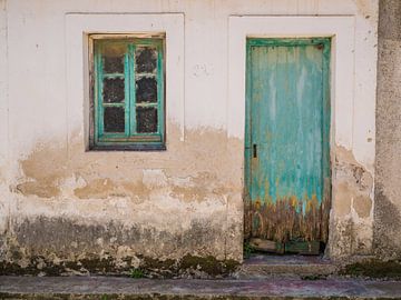 Alte blaue Tür mit Fensterrahmen in Griechenland