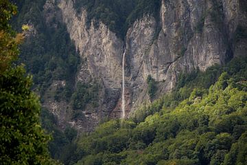 Waterval in de Zwitserse alphen van Yara Terpsma