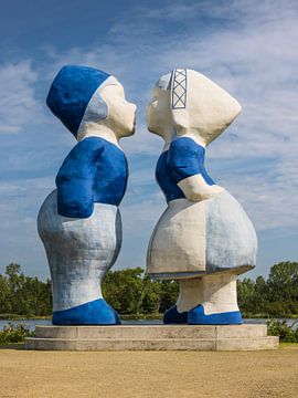 The Kissing Couple XXXL in Amsterdam Netherlands by Marga Vroom