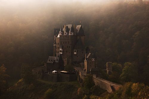 Spookachtig Burg Eltz kasteel in de mist