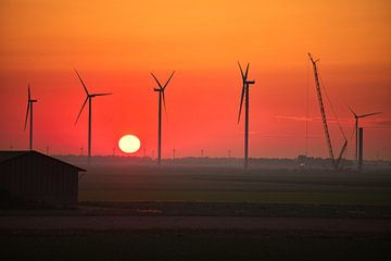 zonsondergang en windmolens