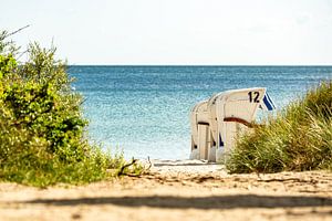 Twee strandstoelen aan de Oostzee van Andreas Nägeli