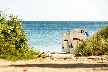 Deux chaises de plage au bord de la mer Baltique sur Andreas Nägeli