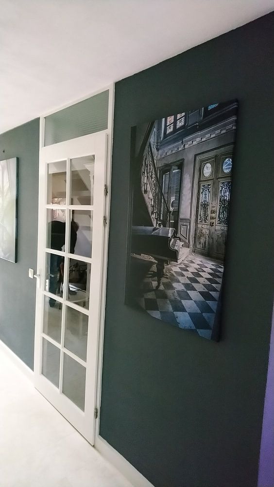 Klavier in alter Villa von Inge van den Brande