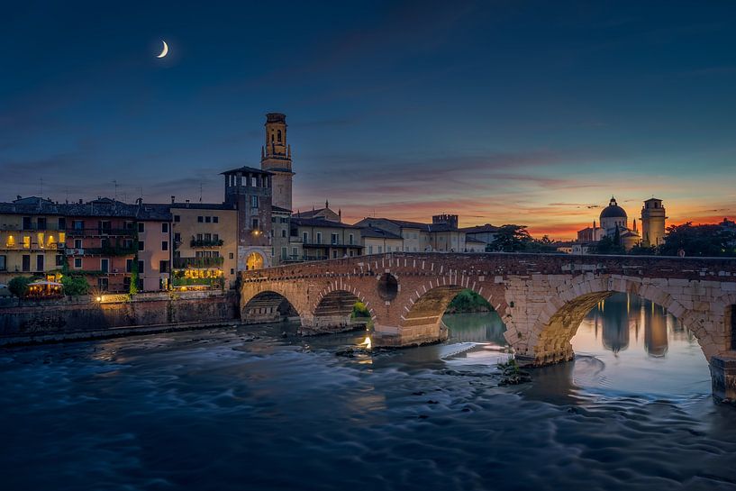 Verona, Ponte Scaligero, Italië van Dennis Donders
