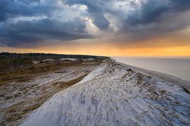 Am Strand der Ostsee mit Dünen von Martin Köbsch
