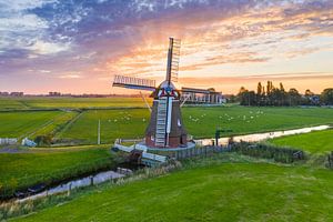 Poldermolen De Jonge Held bij Zonsopkomst van Droninger