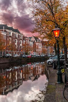 Leiden - Herfst en zonsondergang op het Rapenburg (0172) van Reezyard