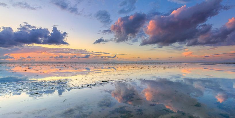 Panaroma van de zonsondergang boven de Waddenzee van Bas Meelker