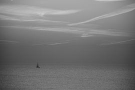 Schwarz und weiß Segelboot auf See