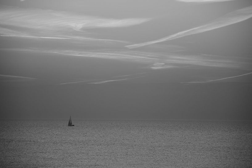 Schwarz und weiß Segelboot auf See von Scarlett Bus