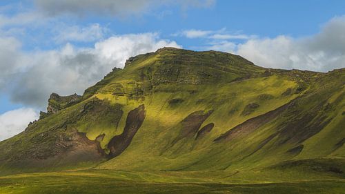 Lumière d'été sur les montagnes près de Vík sur Marcel van Oene
