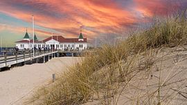 Pier en strand in Ahlbeck aan de Oostzee op Usedom bij zonsondergang