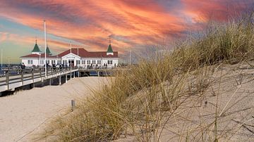 Seebrücke und Strand in Ahlbeck an der Ostsee auf Usedom bei Sonnenuntergang von Animaflora PicsStock