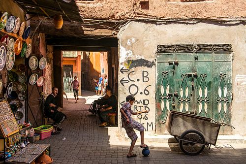 Jongens voetballen in Marrakech