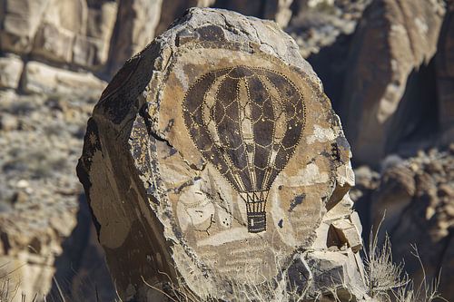 Montgolfière au-dessus d'un rocher