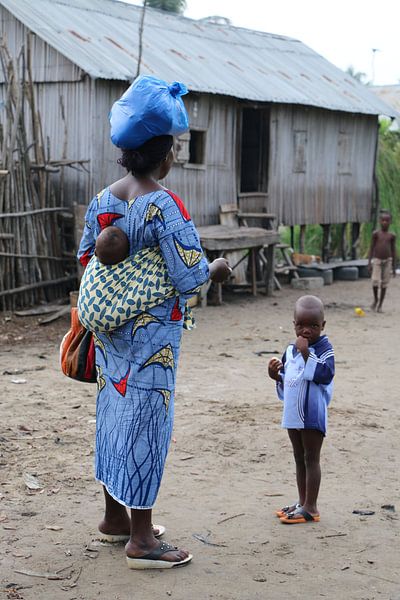 Vrouw met baby op haar rug en klein kind van Cora Unk