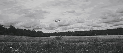 Ein Flugzeug vor schwarz-weißem Hintergrund
