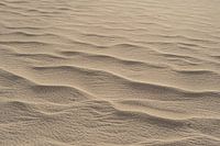 Zandstructuren in beige