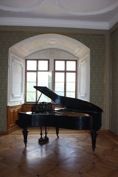 Klavier mit offenem charakteristischem Fenster mit schönem Licht von Cor Heijnen