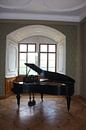 Klavier mit offenem charakteristischem Fenster mit schönem Licht von Cor Heijnen Miniaturansicht
