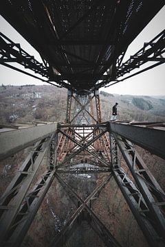 bridge walker by Flave_de