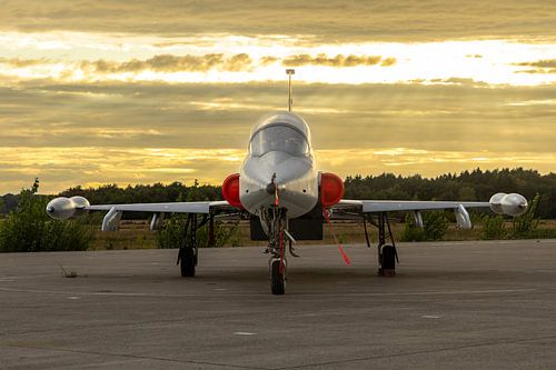 Nederlandse NF-5 tijdens het gouden uur