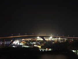 Königin-Juliana-Brücke (Curaçao) bei Nacht von Atelier Liesjes