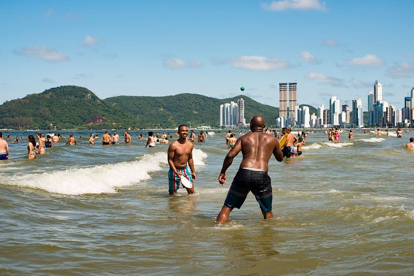 Strandleven in Balneário Camboriú, Brazilie van Frank Alberti
