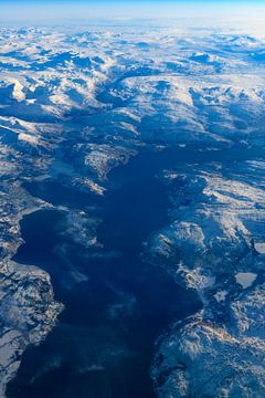 Uitzicht over het winterlandschap van Noorwegen vanuit de lucht van Sjoerd van der Wal
