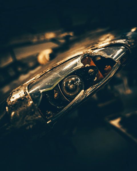 Broken Lamp by The Utregter Photoraphy