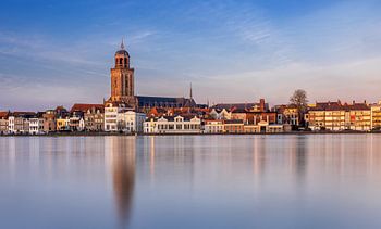 Zonsondergang op de Deventer skyline, Nederland