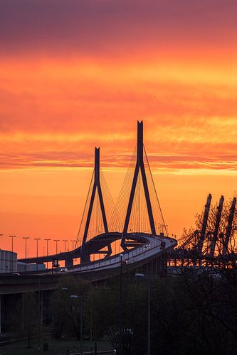 Zonsondergang bij de Köhlbrand-brug