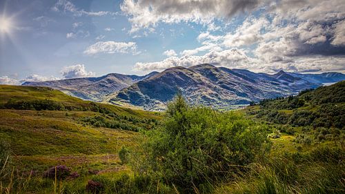 De magnifieke bergen van de Schotse Hooglanden