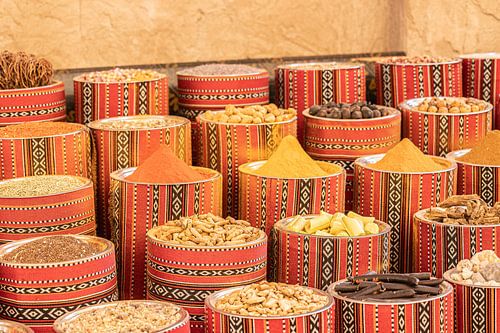 Kleurrijke kruiden en specerijen van het Midden-Oosten