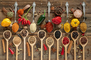 Große Gewürzvielfalt mit Chili und Zimtstangen