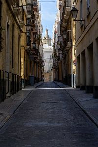 Ein Straßenbild einer historischen Mittelmeerstadt, Atlantik. Cádiz, Andalusien, Spanien