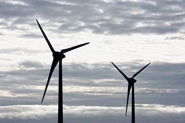 Two windmills grey sky sur Jan Brons