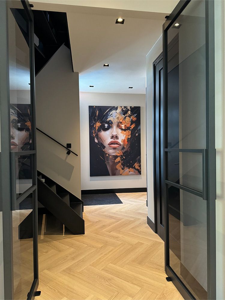 Modernes abstraktes Porträt in Schwarz und Orange/Goldtönen  von Carla Van Iersel 