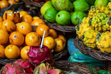 Früchte auf einem Markt in Funchal auf der Insel Madeira, Portugal von Rico Ködder