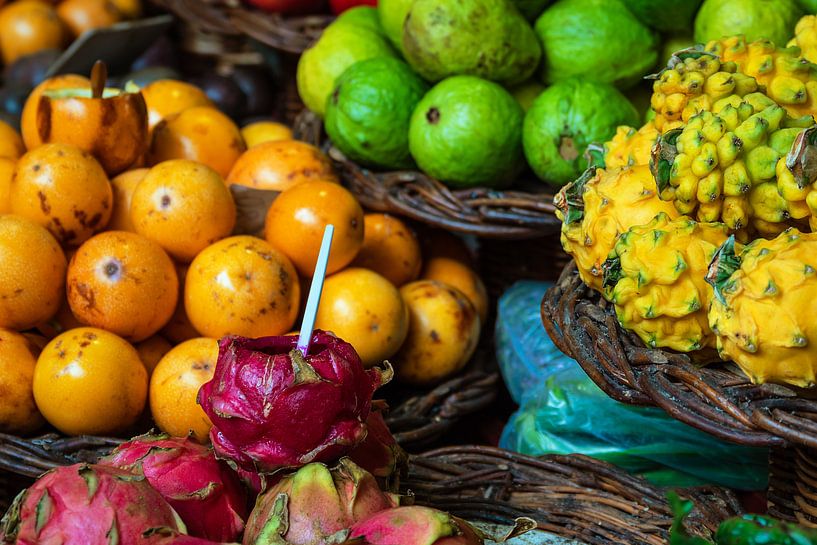Früchte auf einem Markt in Funchal auf der Insel Madeira, Portugal par Rico Ködder