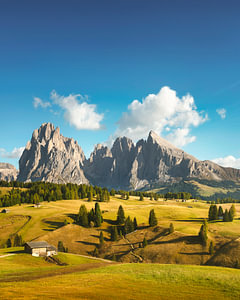Die Gipfel der Sassolungo-Dolomiten über der Seiser Alm