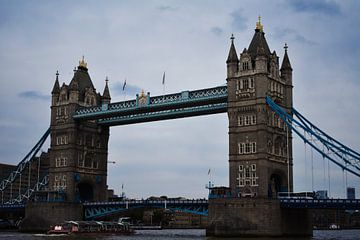 Tower bridge in color on a cloudy day by Mireille Schipper