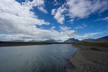 IJsland - Twee gletsjers achter rivier in bergachtig vulkanisch land van adventure-photos