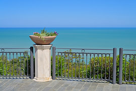 Terrasse mit Panoramablick auf die türkisfarbene Adria unter strahlend blauem Himmel von Tomherkules