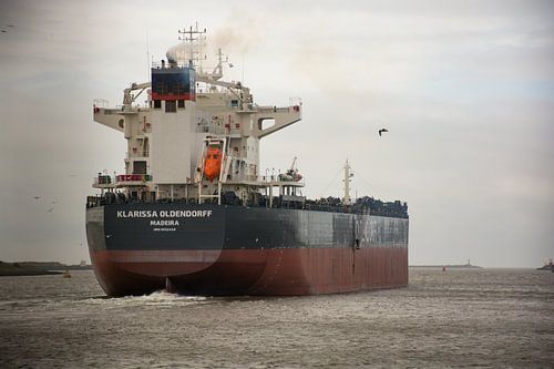 Zeeschip onderweg uit de sluis van IJmuiden