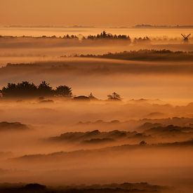 Lever de soleil rouge sang avec brouillard dans le nord du Danemark sur Jiri Viehmann
