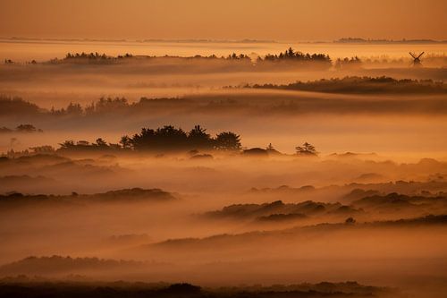 Bloedrode zonsopgang met mist in Noord-Denemarken