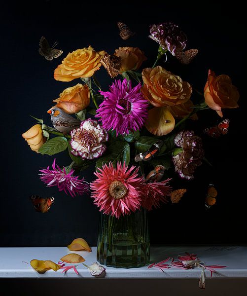 Fleurs de cueillette colorées dans un vase en verre par Inkhere Art